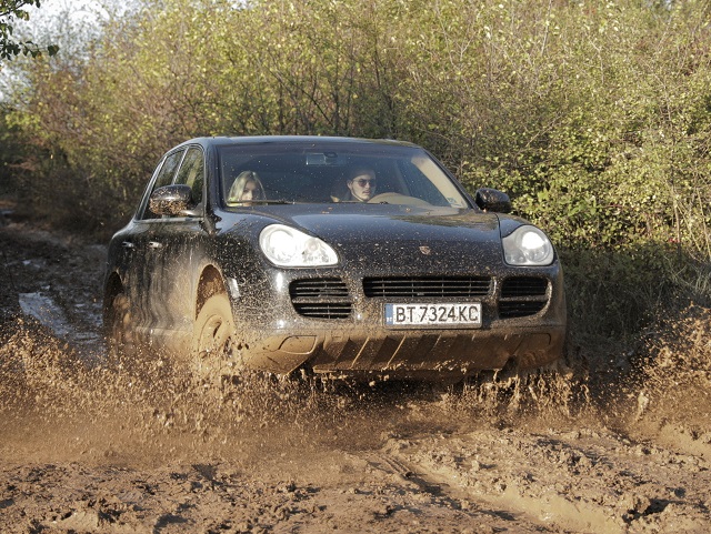 двойка се вози в porsche cayenne - снимка