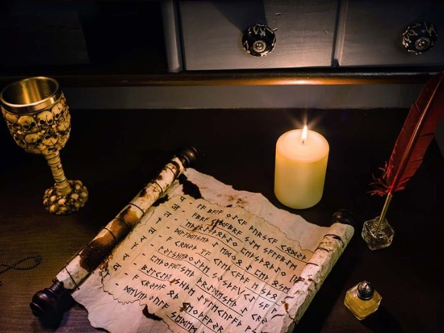 Зашифрирано писмо, свещ и мастилница с перо - снимка