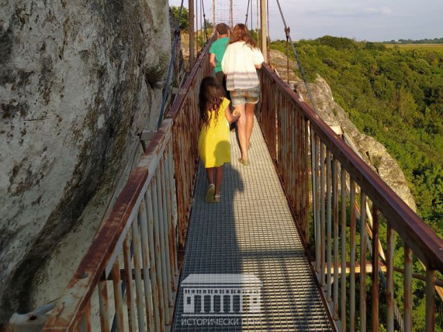 семейство ходи по мост