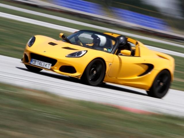 Тридневен курс по спортно шофиране Lotus Driving School снимка