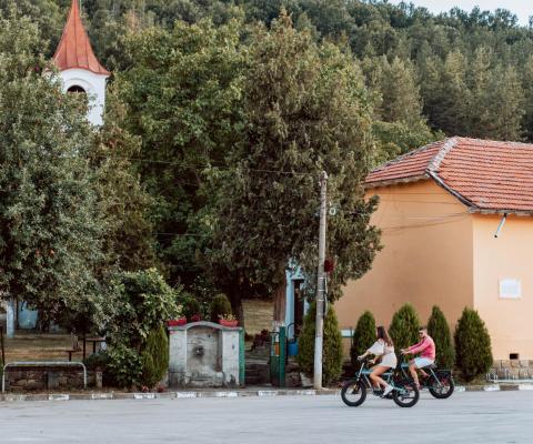 Разходка с електрически велосипед за двама във Велико Търново - двойка по време на разходка